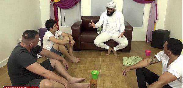  meditação -Aluna Ninfomaniaca por sexo invade a sala de meditação e faz suruba CENA 4